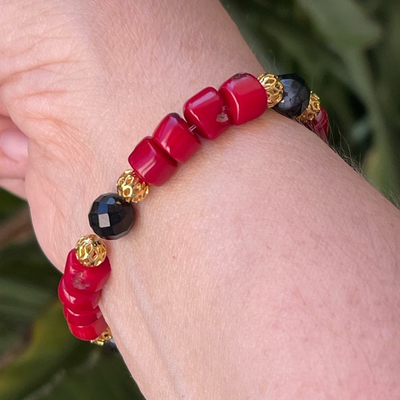 Red coral faceted black onyx gold tone spacer bead stretchy bracelet - Picture 2 of 4